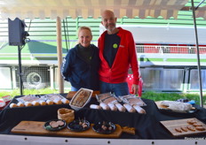 Chris van Ede en Rob van der Voort met de bio-patés van Bucherie. Rob: "Het loopt goed en het seizoen komt er natuurlijk weer aan." 